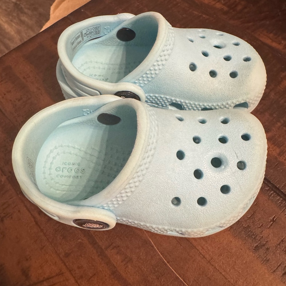 Crocs Kids Classic Clog - Light Blue. Child size 4
